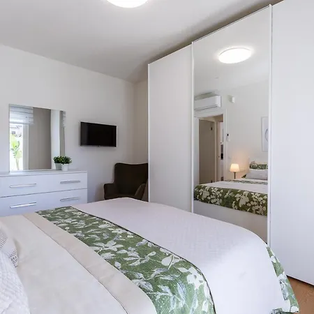 Appartamento Colombo Palace - Viale Colombo 358 *